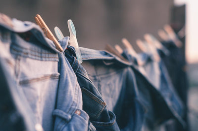 Más que una tendencia: la camisa de mezclilla en la moda masculina