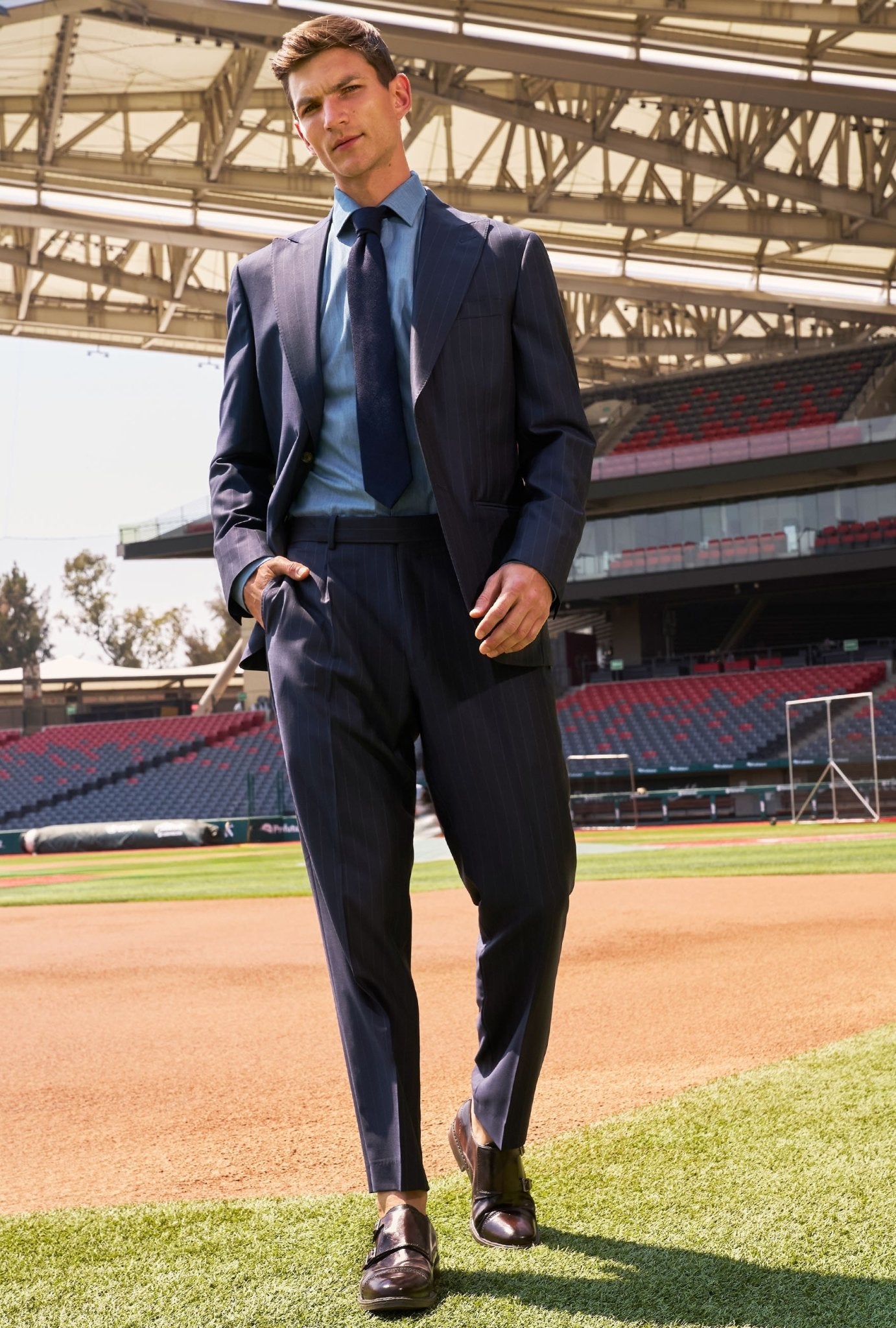 Traje Azul Marino Líneas Blancas Reda 150´S - H&F - TRAJE - Traje Azul Marino Líneas Blancas Reda 150´S - HFTTSS2560646 - 46 - 