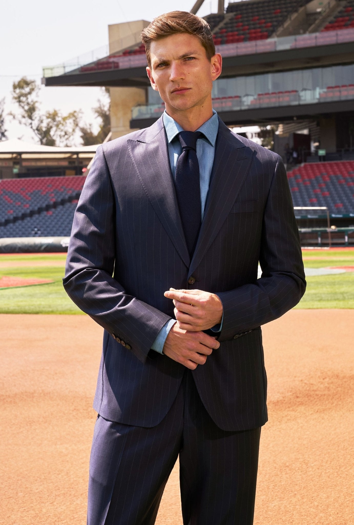 Traje Azul Marino Líneas Blancas Reda 150´S - H&F - TRAJE - Traje Azul Marino Líneas Blancas - HFTTSS2560646 - 46 - 